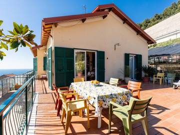 Gîte pour 7 personnes, avec balcon et jardin dans Ospedaletti