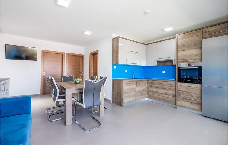 Ganze Ferienwohnung, Apartment mit Meerblick, Terrasse, WLAN und Parkplatz in der Nähe des Gradska Plaža in Pag Stadt, Pag