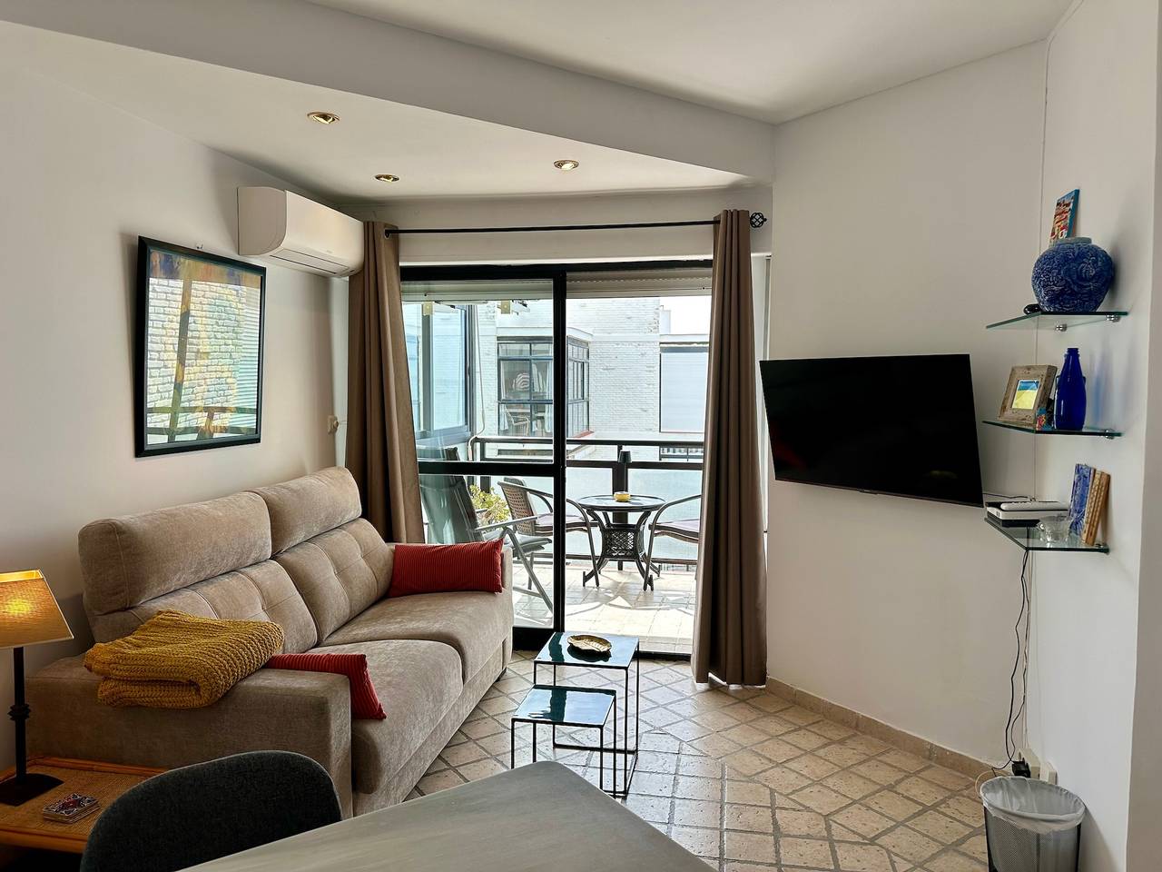Entire apartment, Comfortable Valdecantos Apartment with Sea View, Wi-Fi, and Air Conditioning in Marbella Centre, Marbella