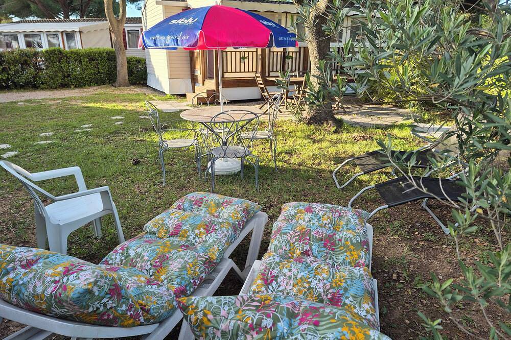 Comfortable mobile home for 6 to 8 people with covered terrace at Lac des Rêves in Lattes, Côte d'Améthyste