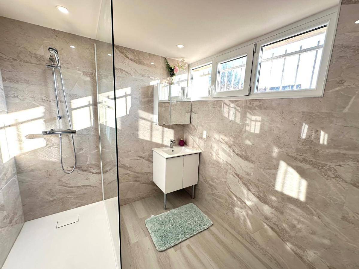 Cozy Station House & Direct Access to Paris in Bondy, Seine-Saint-Denis