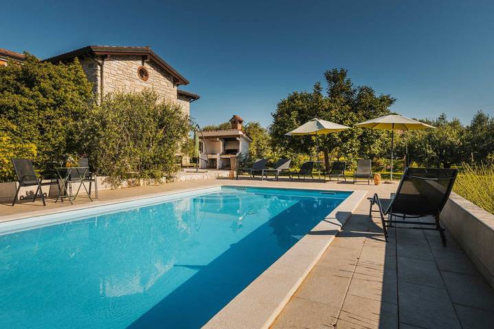 Villa für 6 Personen, mit Terrasse und Garten sowie Pool in Kaštel (Plovanija)