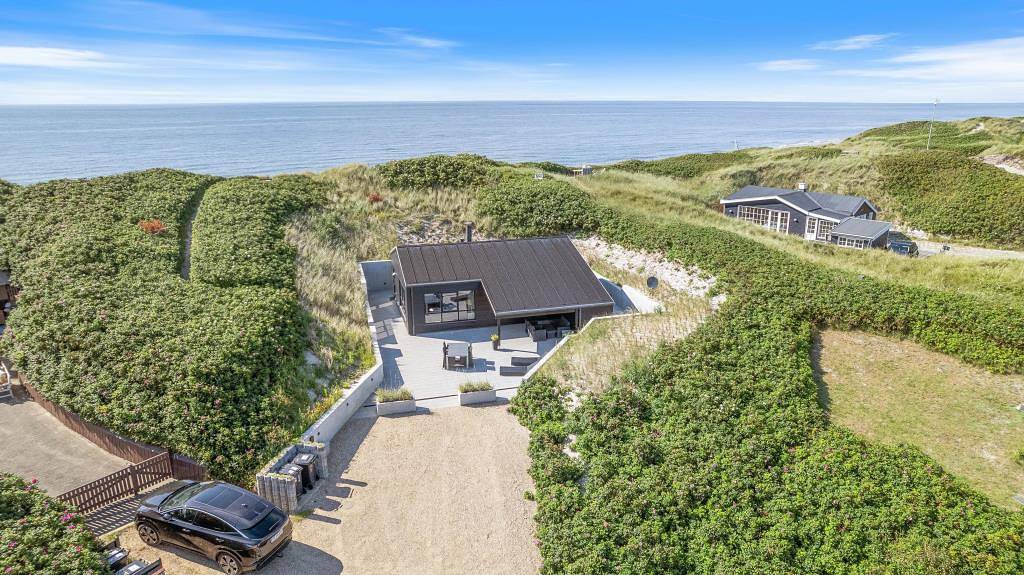 Modern holiday home in premium location, just 25 metres from the beach in Søndervig, Holmsland Klit