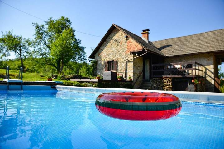Ferienwohnung für 6 Personen, mit Balkon und Terrasse sowie Garten und Pool