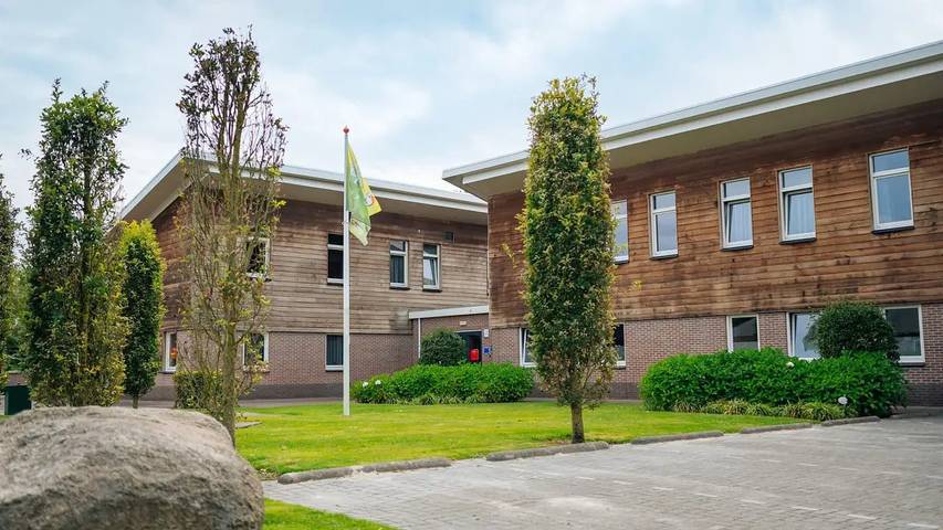 Vakantiehuis voor 41 personen, with zwembad and sauna as well as tuin in Havelte