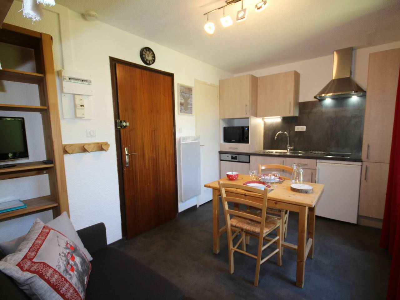Monolocale intero, Cozy Studio in Hauteluce, Balcony, Ski Storage, Near Center & Slopes in Les Saisies, Albertville e dintorni