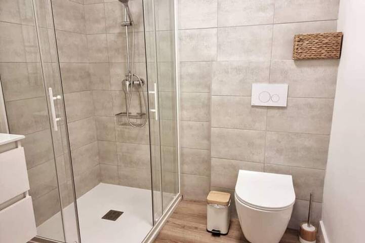 Gîte pour 2 personnes, avec terrasse ainsi que jardin et piscine dans Plage Cala Rossa - 3