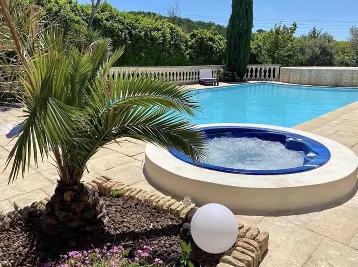 Villa pour 8 personnes, avec jacuzzi et piscine ainsi que sauna et jardin - 1