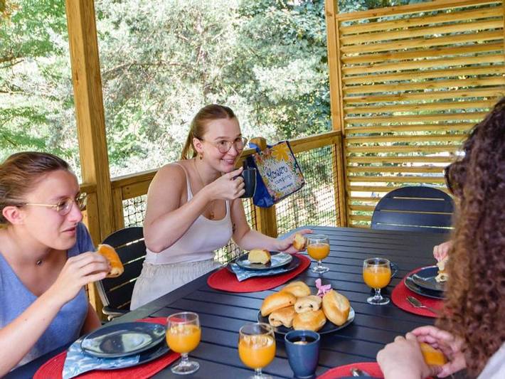 Flower Camping Le Mas de Champel  - Mobilhome 4 personnes - 30m² Premium - 2 chambres - Terrasse couverte - Clim + Tv + draps + serviettes inclus in Les Ollières-sur-Eyrieux, Parc naturel régional des Monts d'Ardèche