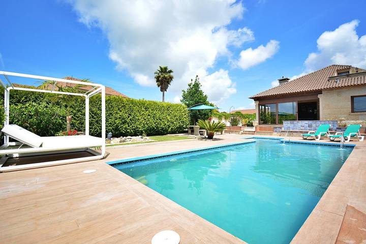 Casa de vacaciones para 10 personas, con Balcón y Terraza además de Jardín y Piscina en Ribadumia