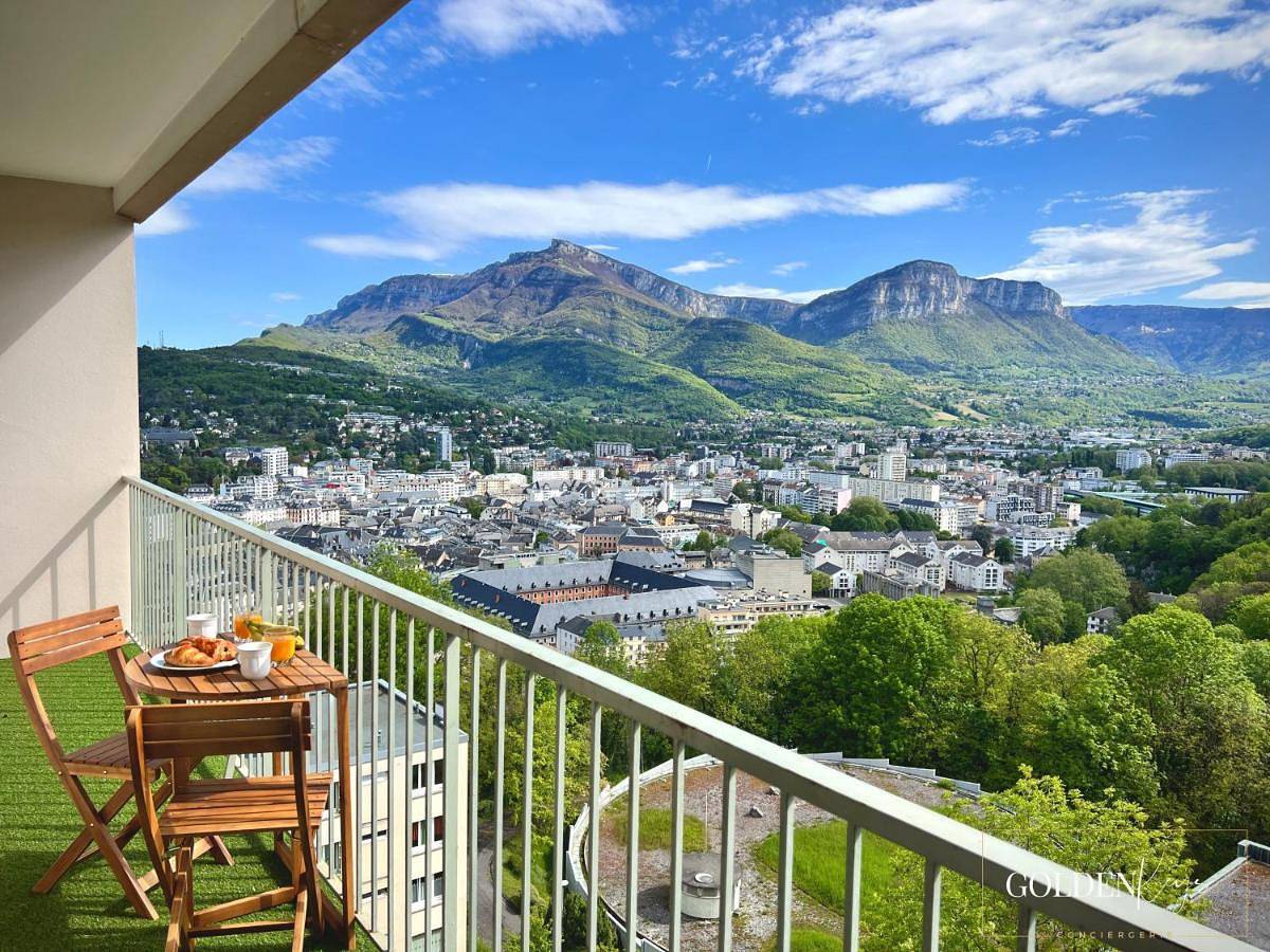Appartement entier, Studio with Mountain View in Chambéry, Région de Chambéry
