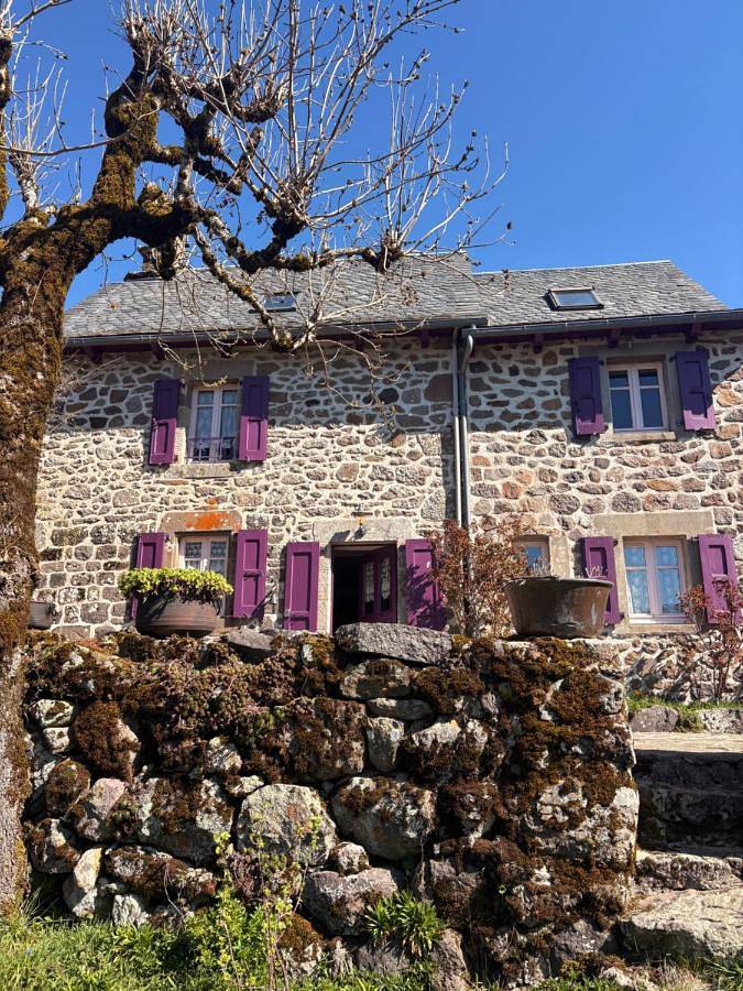 Location de vacances pour 8 personnes, avec vue et jardin à Thiézac