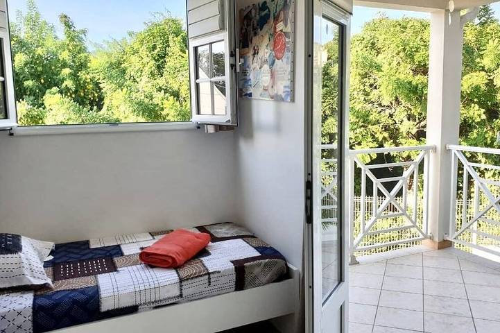 Appartement entier, Pomme Cannelle, un paisible T2Bis idéalement situé à 100 mètres de la plage 🌴 in Le Diamant, Martinique