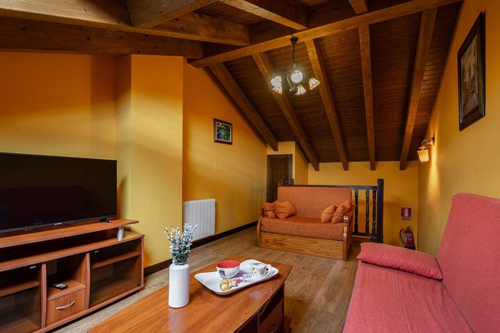 Country House 'Apartamento Naranja' with Shared Garden in Susacasa, Gozón