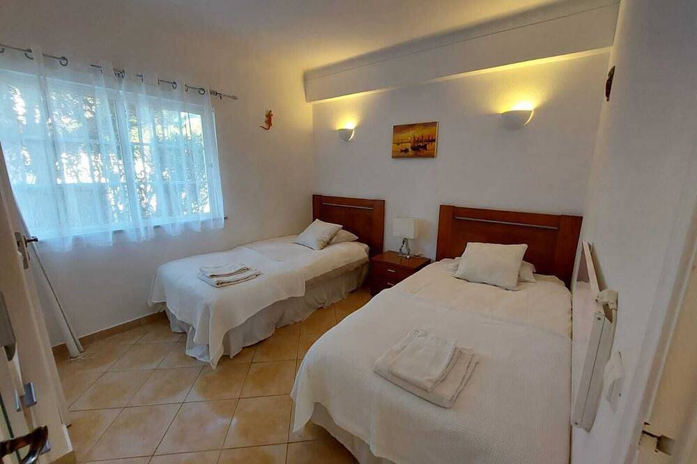 Entire apartment, Beautiful 2 Bedroom Apartment With Large Pool In Private Garden And Sea Views in Praia da Luz, Faro District
