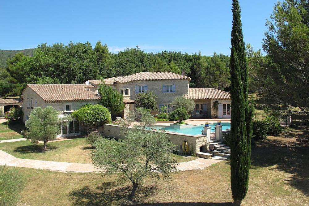 Entire apartment, Gîte-Apartment Half-Floor-Jacinthe in Lauris, Parc naturel régional du Luberon