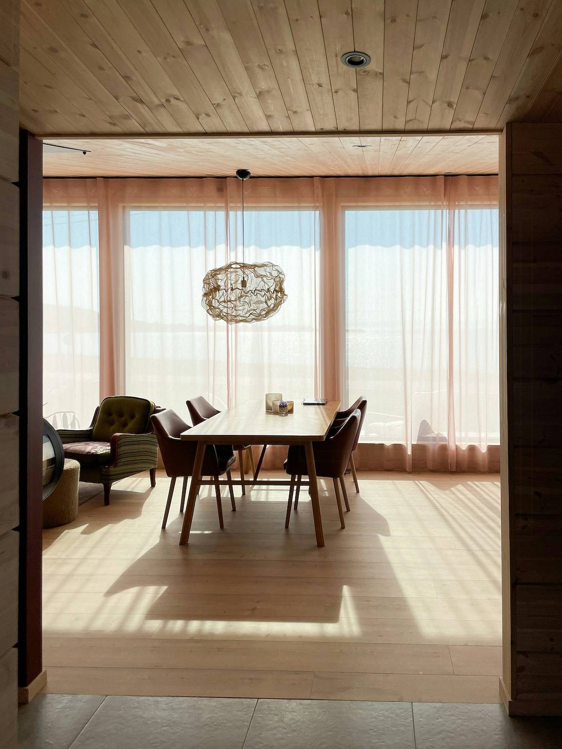 Cabaña de diseño junto al océano Ártico con vistas a la aurora boreal in Vadsø