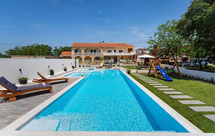 Ganze Ferienwohnung, Modernes Apartment mit Pool, Terrasse und WLAN in der Nähe von hervorragenden Restaurants in Galovac, Zadar