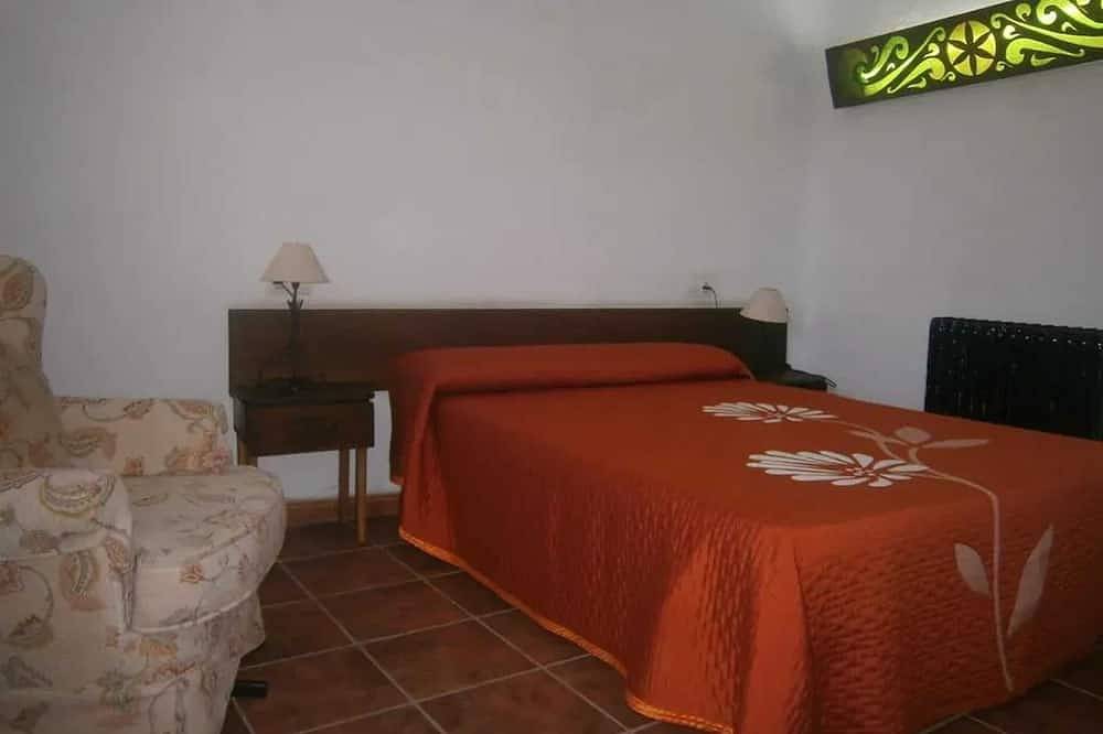 Entire apartment, Homerez - Spacious Apartment with Pool in Yeste - 120 m² - 10 Guests in Yeste, Calares del Mundo y de la Sima