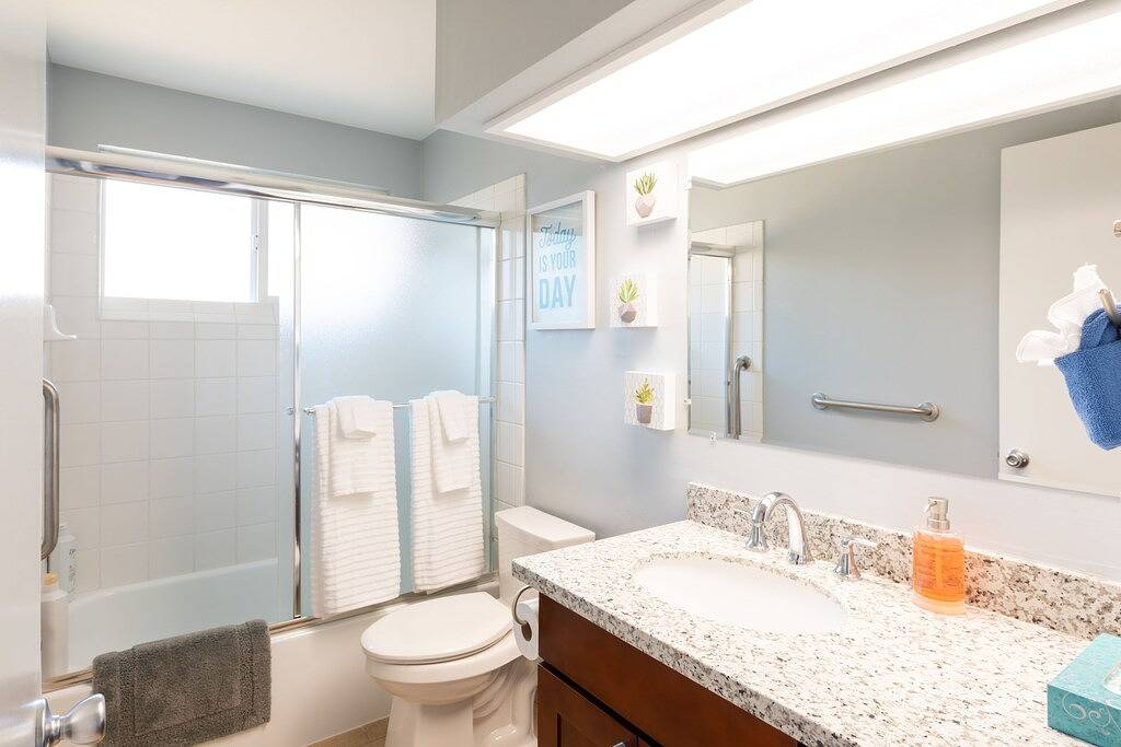 Ganze Wohnung, Bequeme und helle 2Br Wohnung mit eingezäuntem Hof in der Nähe des Washington Square in Tigard, Washington County (OR)