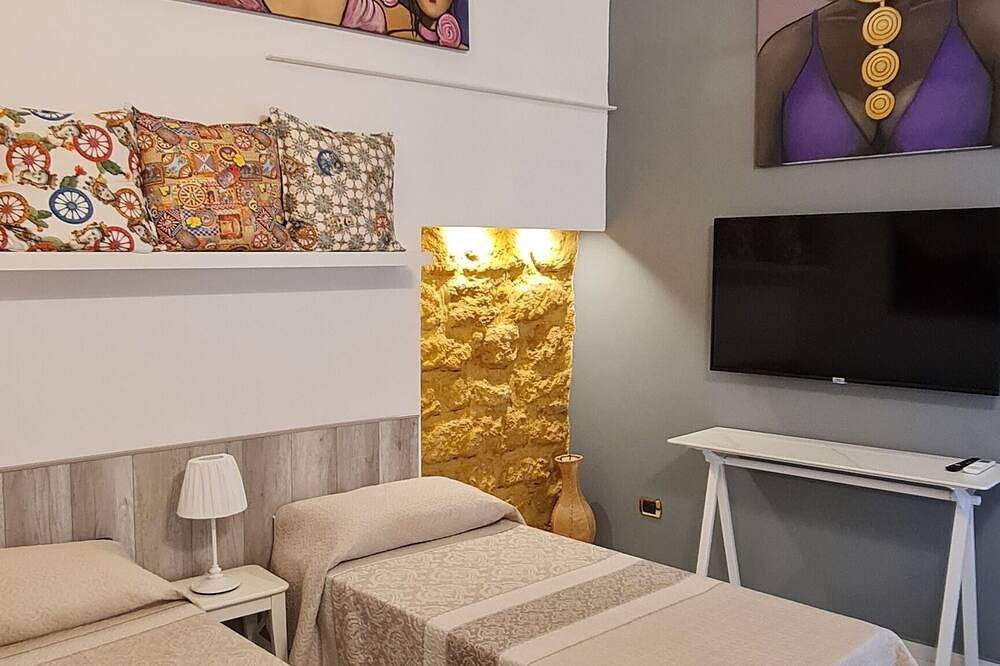 Renovated old house in Theater Square within walking distance of the Via Atenea in Agrigento, Agrigento Provinz