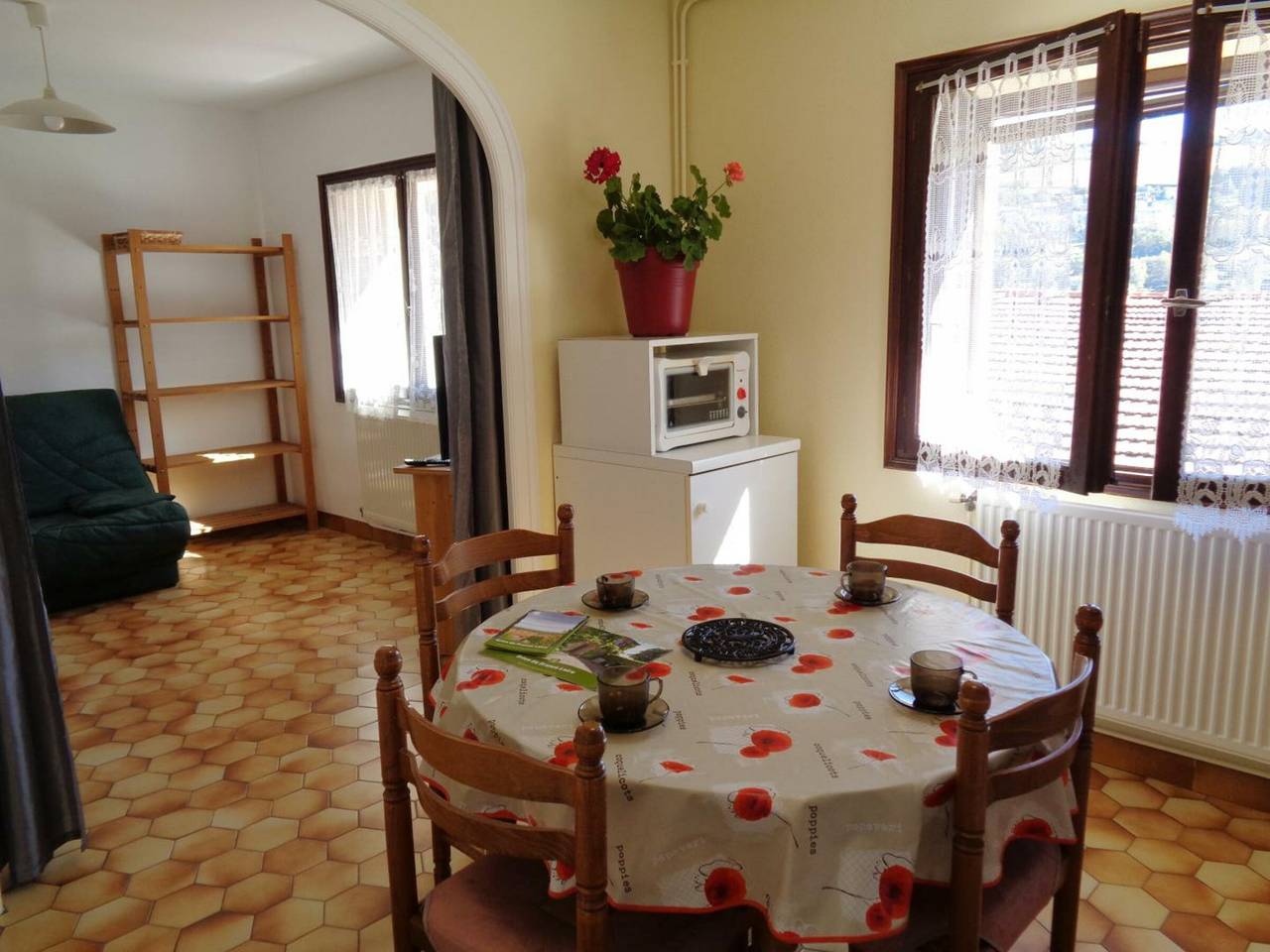 Charming Cottage Near Pilat Park with Modern Comforts and Pet-Friendly in La Valla-en-Gier, Pilat Regionaal Natuurpark