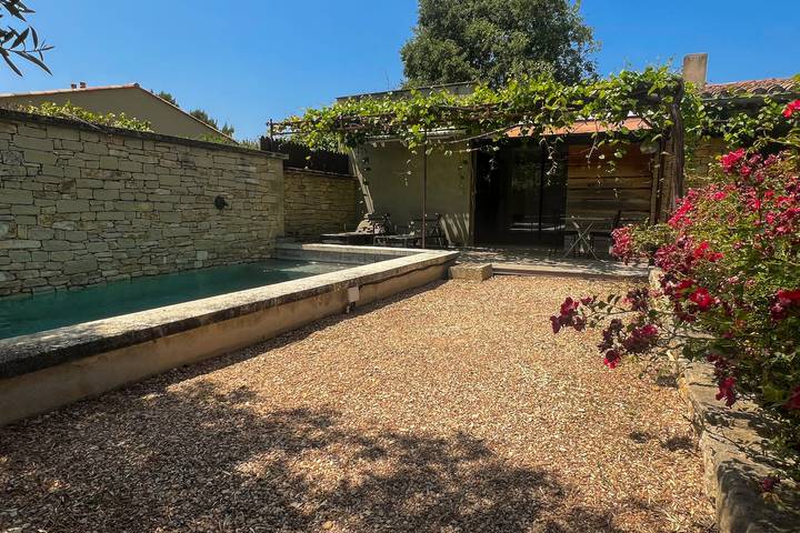 Location de vacances pour 2 personnes, avec jardin ainsi que terrasse et piscine, animaux acceptés à Lagnes - 2