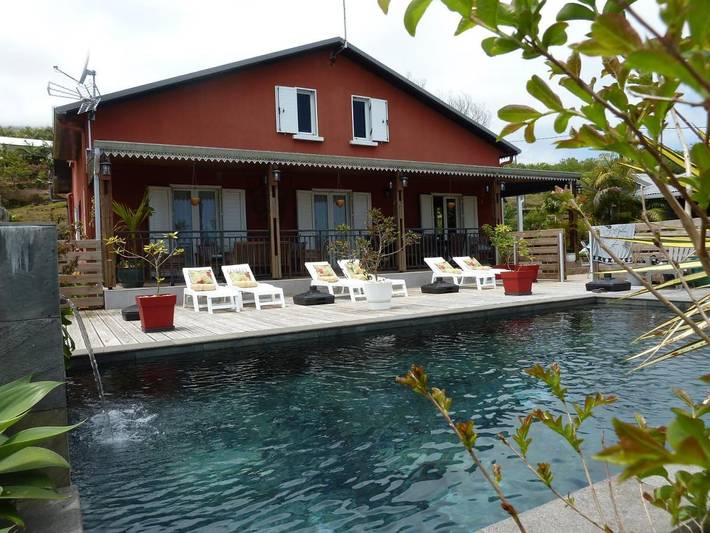 Chambre d’hôte pour 2 personnes, avec jacuzzi et terrasse ainsi que jardin et piscine dans Piton de la Fournaise