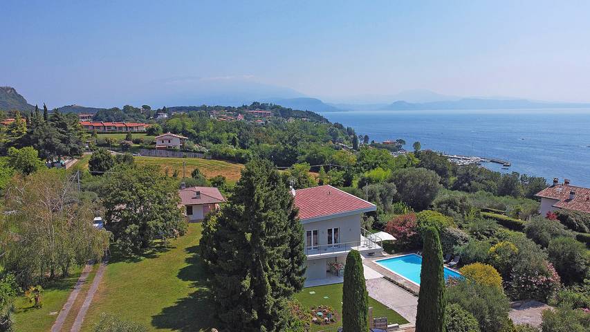 Villa per 8 persone, con vista lago e terrazza nonché giardino, con animali domestici in Manerba del Garda