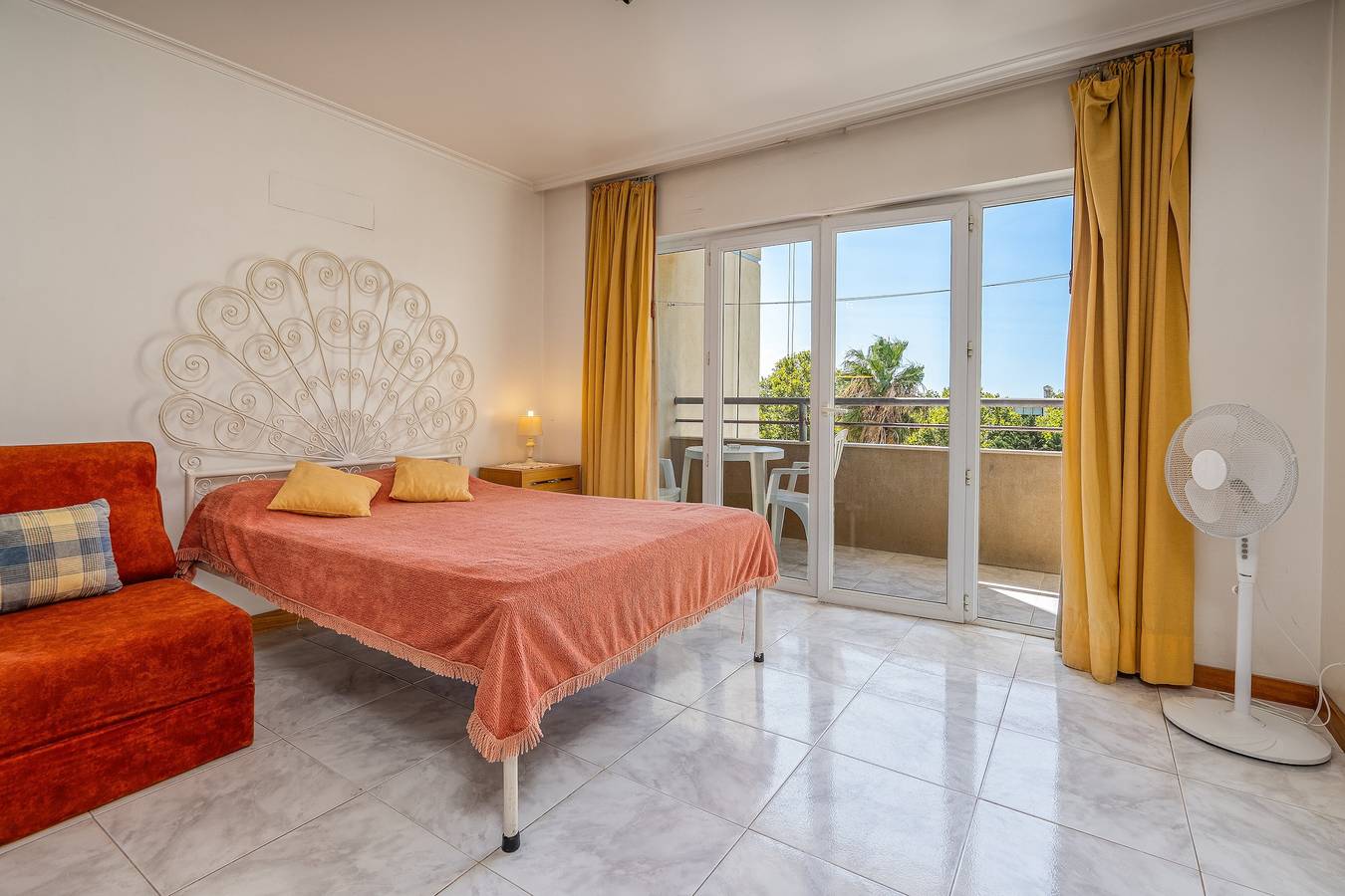 Ganze Wohnung, Apartment 'Porto Seguro' mit Meerblick, Gemeinschaftspool und Gemeinschaftsgarten in Praia da Rocha, Portimão