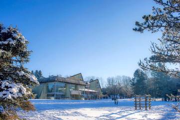 Station pour 2 personnes, avec piscine ainsi que terrasse et jardin à Saint-Sauves-d'Auvergne