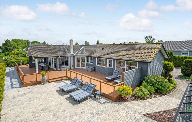 Ferienhaus für 8 Personen, mit Terrasse und Whirlpool sowie Garten - 1