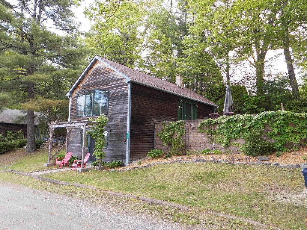 Beautifully appointed lake-view cottage with dock access in Rutland County