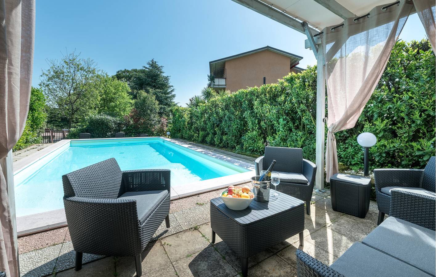 140qm Miete mit Gefrierschrank, Pool, Parkplatz & Internet, nahe Gardasee in Rivoltella del Garda, Desenzano del Garda