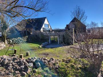 Gîte pour 15 personnes, avec vue et jardin à Saint-Urcize