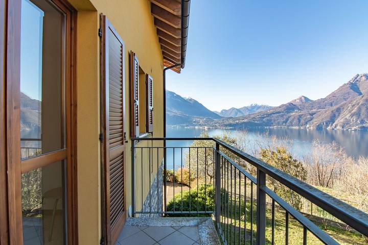 Gîte pour 4 personnes, avec Balcon/Terrasse ainsi que Balcon et Piscine dans Perledo - 4