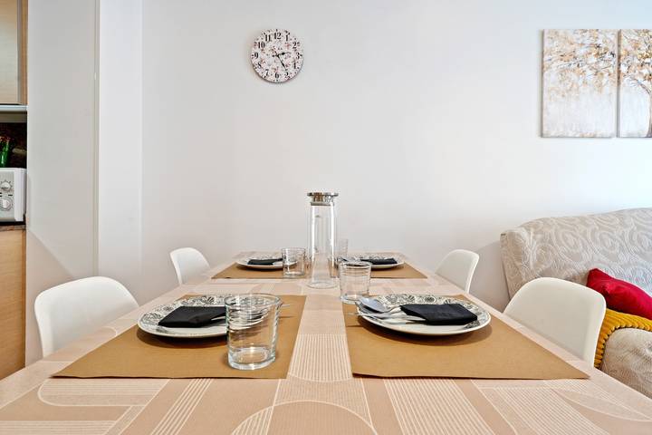 Apartamento entero, Apartamento 'Canana De Vega' con balcón, Wi-Fi y aire acondicionado in Flix, Tierras del Ebro