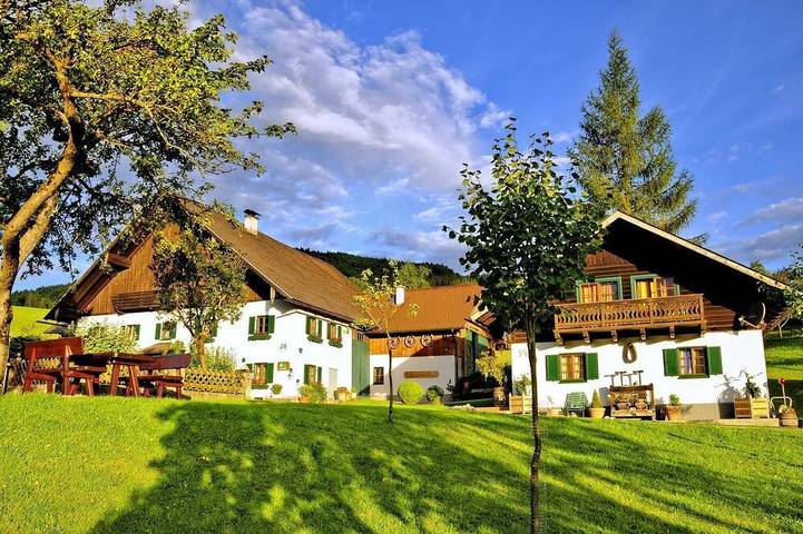 Ferienhaus für 8 Personen, mit Balkon und Garten sowie Pool und Sauna in Unterach am Attersee