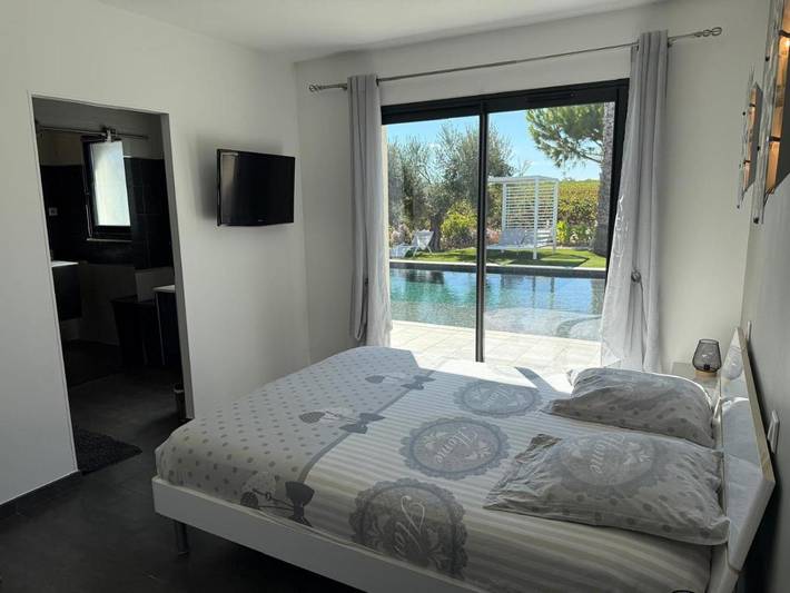 Location de vacances pour 8 personnes, avec piscine ainsi que terrasse et vue à Servian - 4
