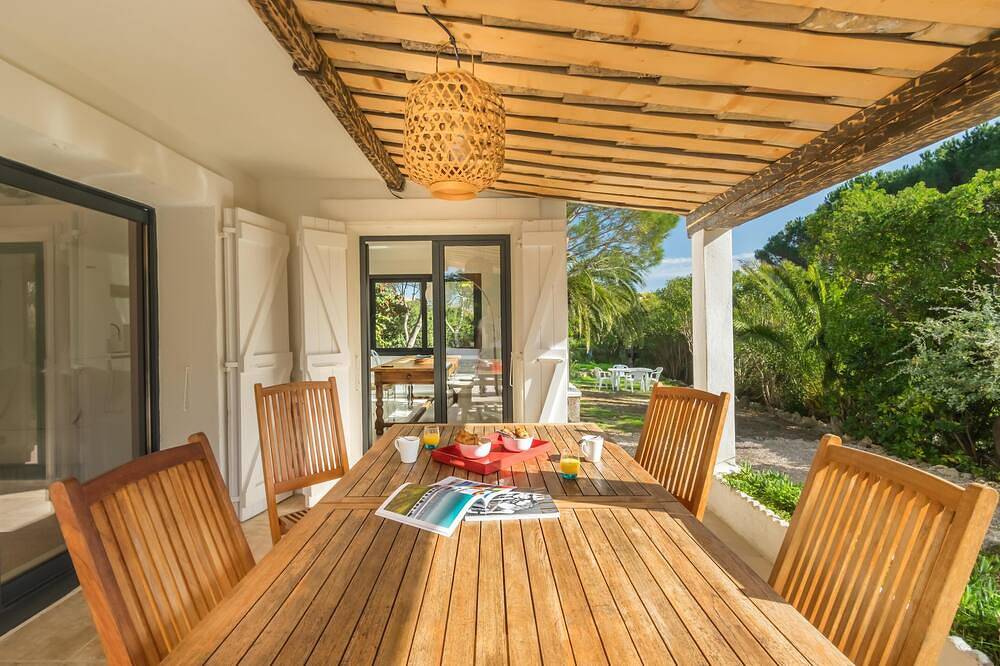 Appartement classé 4* situé au Rez de chaussée de la villa.. Jardin de 1 000 m2 in Les Issambres, Roquebrune-sur-Argens