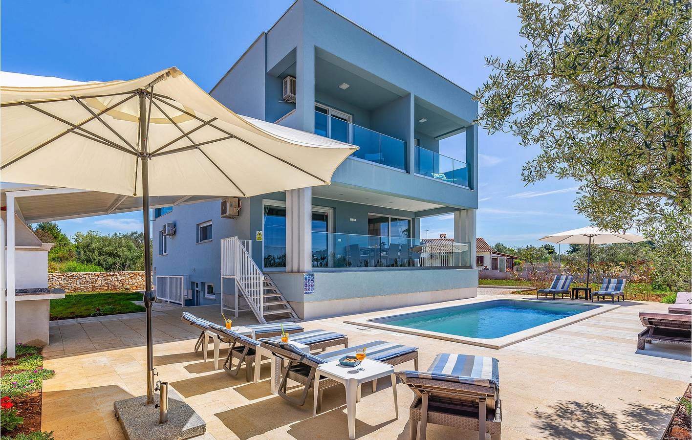 Ferienwohnung mit Meerblick, Pool, Terrasse, WLAN und in der Nähe des Strandes von Fažana in Fazana, Südküste Istrien