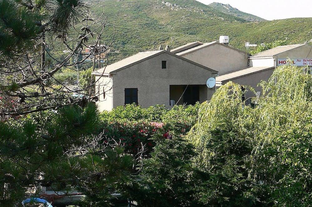 Appartement entier, 1er étage de la Maison Rose à 50 mètres de la plage de sable in Pietracorbara, Cap Corse