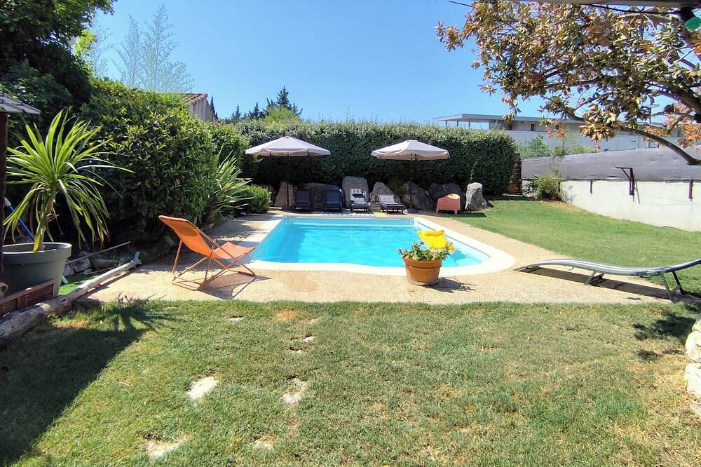Casa con piscina, cocina de verano, terraza sombreada, amplio jardín. in Orgón, Region de Arles