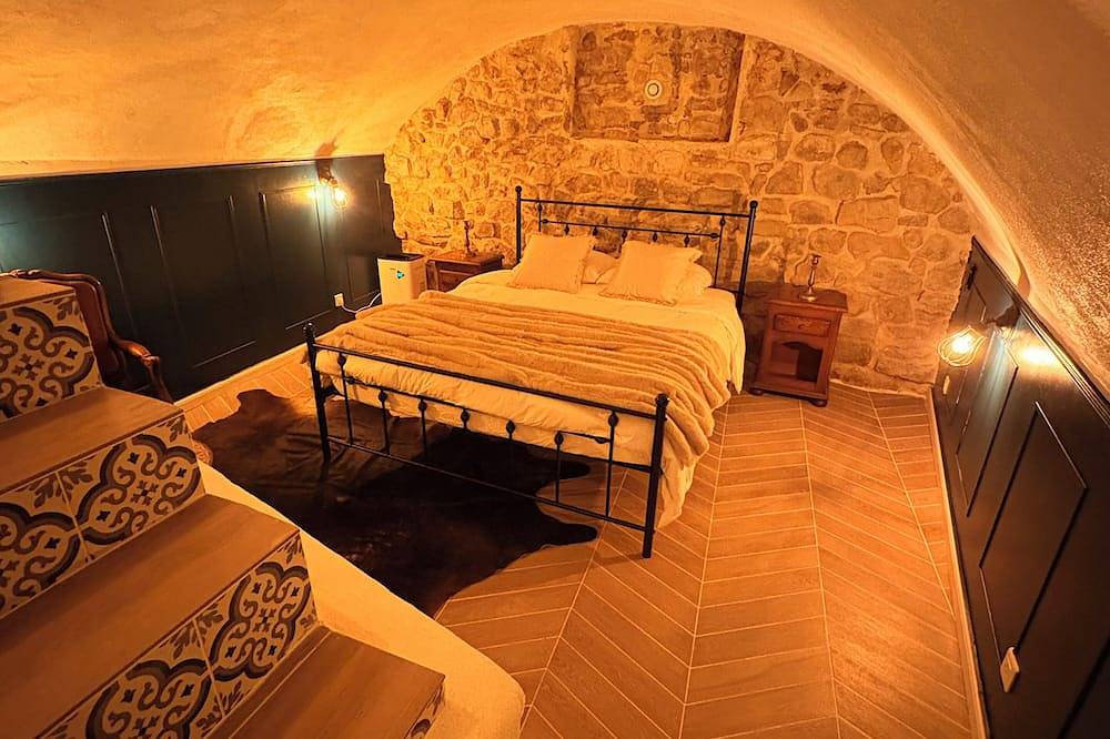 Entire apartment, Secret Apartment - Time Travel in Peynier, Mediterranean Coast (France)