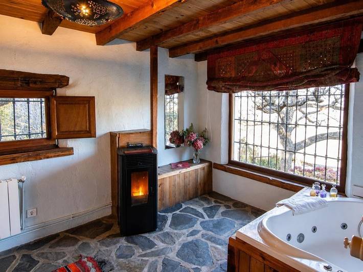 Casa rural para 6 personas, con Jacuzzi y Terraza además de Jardín y Piscina en Sierra Nevada - 3