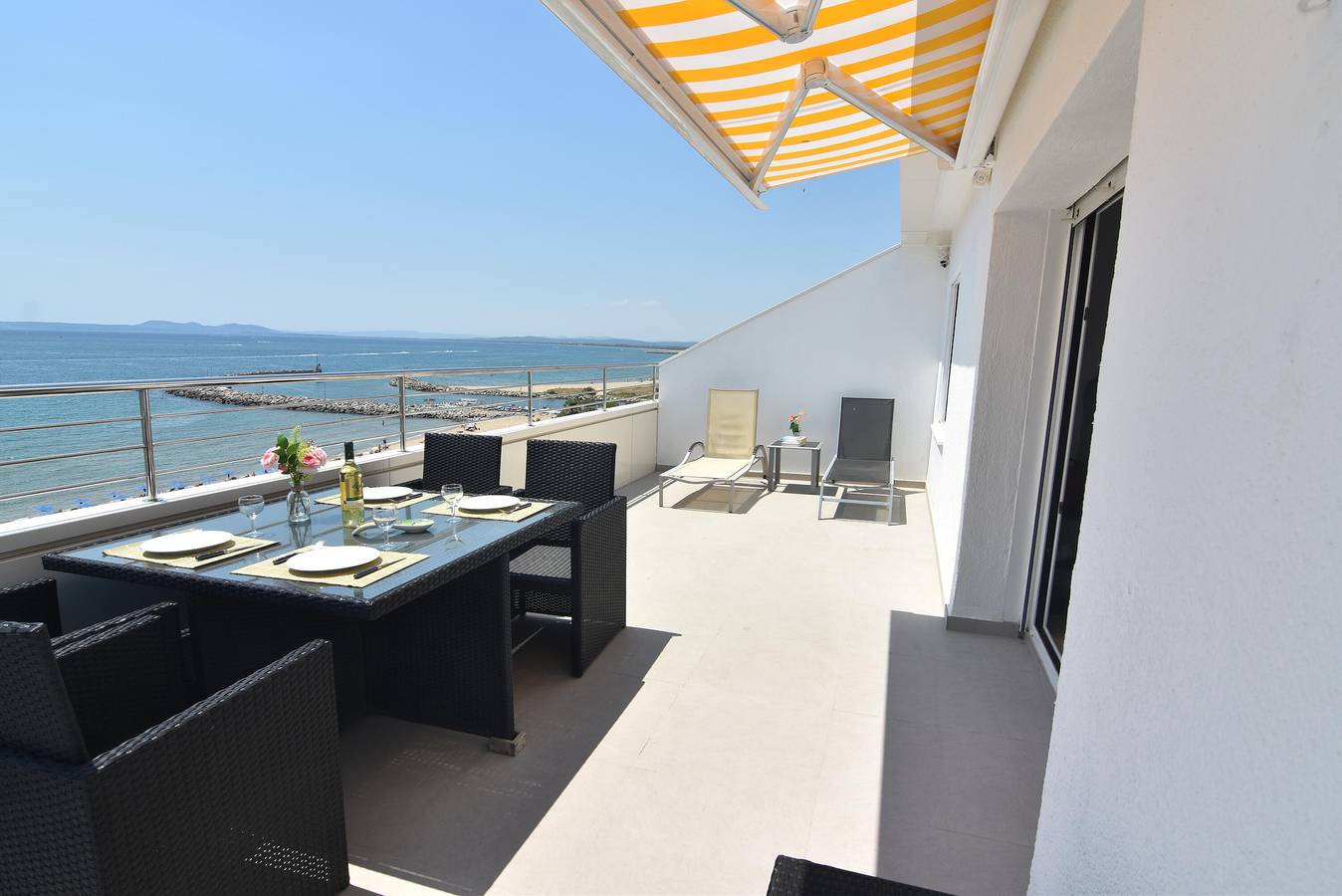 Apartamento entero, ¡Encantador apartamento en alquiler en Roses, Costa Brava! A 0 metros de la playa. Disfruta de la piscina comunitaria y las vistas al mar. in Santa Margarida, Roses