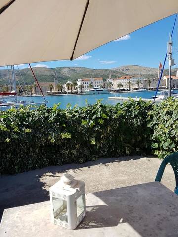 Maison d’hôte pour 2 personnes, avec terrasse ainsi que vue et jardin, animaux acceptés à Trogir
