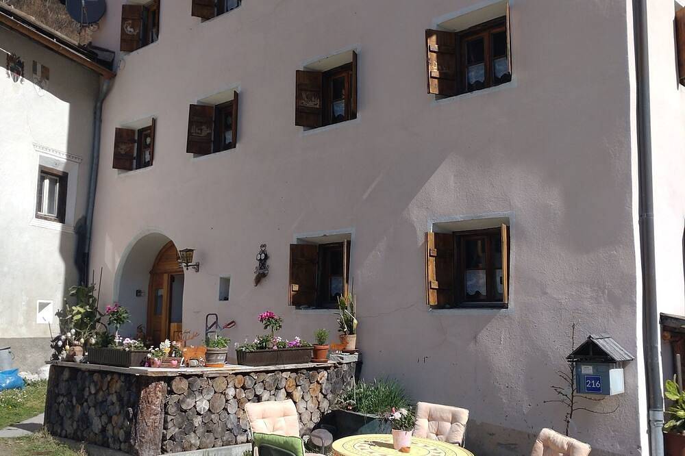 Ganze Wohnung, Gemütliche Etagenwohnung in einem historischen Bauernhaus. in Martina, Valsot
