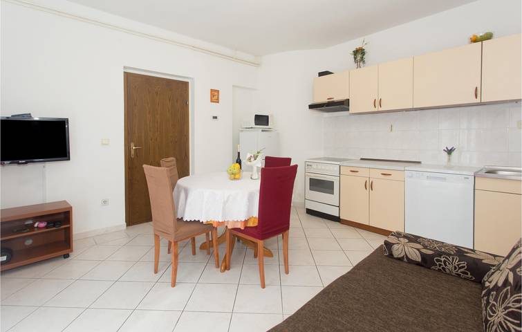Entire holiday apartment, Charming Apartment with Terrace, Wi-Fi, and Parking near Strobec Beach in Podstrana, Split-Dalmatia