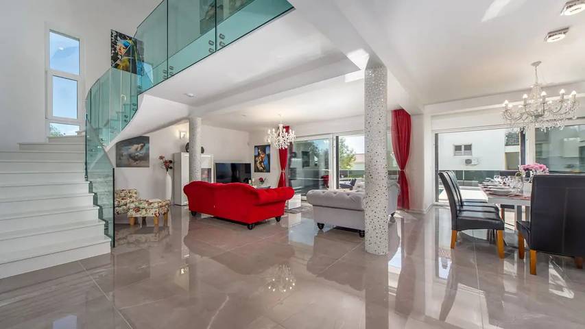 Villa pour 11 personnes, avec piscine ainsi que sauna et terrasse à Šibenik